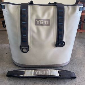 Like new Yeti Hopper 40. Included strap.